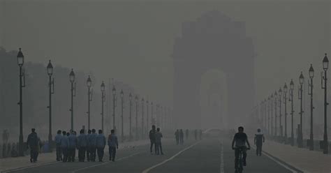 Smog Engulfs Delhi Air Quality Very Poor Next 15 20 Days Critical