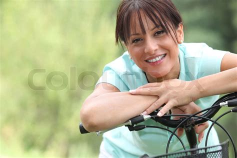 Frau Auf Dem Fahrrad Stock Bild Colourbox