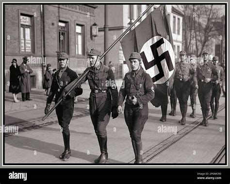 Les Hommes Allemands De La Sa Nazie En Parade Braunschweig Avril