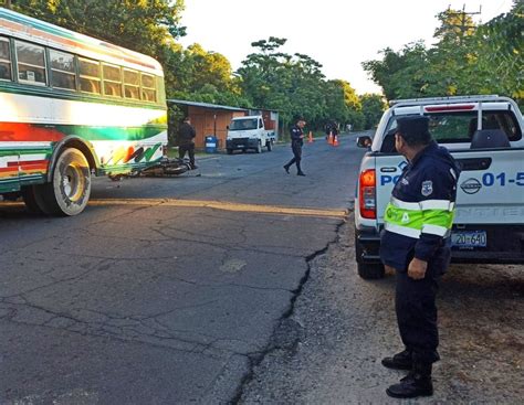 Motociclista muere tras impactar contra un vehículo en calle a