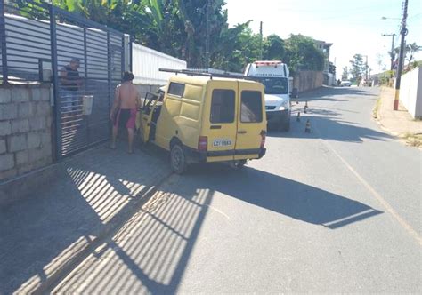 Motorista Perde Controle De Fiorino E Colide Contra Muro De Casa Em