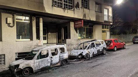 Un incendio calcina dos coches y ocasiona daños en otro y en un