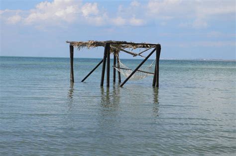 无人横图室外白天正面旅游度假海浪海洋美景床吊床意大利欧洲吊挂悬挂阴影光线影子景观浪花云云朵挂