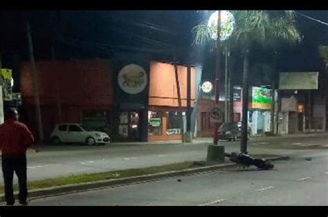 Un motociclista perdió la vida tras impactar contra una palmera en