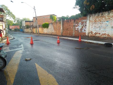 Em Camaçari postes pegam fogo e moradores interditam a Rua Cleyton