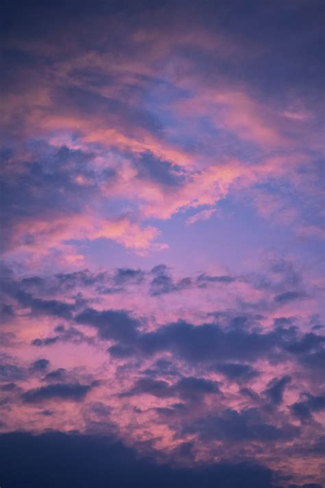 A plane flying in the sky at sunset photo – Free Nanshan Image on Unsplash