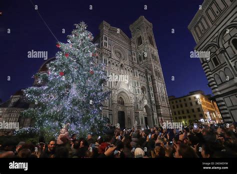 Albero Di Natale In Piazza Duomo Florence Stock Photo Alamy