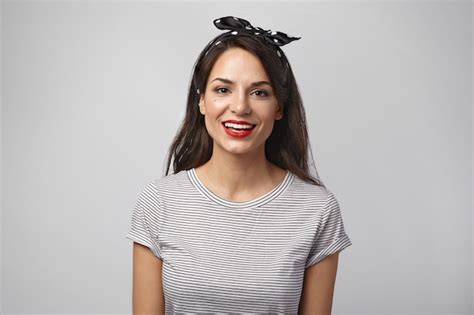 Retrato De Una Mujer Expresiva Posando En El Estudio Foto Gratis