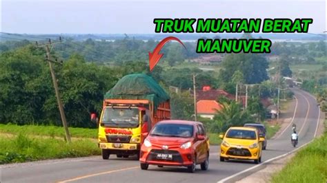 MANUVER TRUK CANTER MUATAN BERAT BERAKSI SAAT MELINTAS DI TANJAKAN