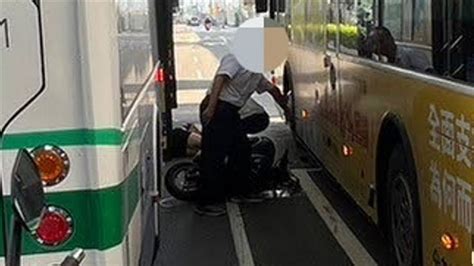 命大！新北機車遭2公車夾擊 女騎士犁田倒地頭險被輾爆 社會 三立新聞網 Setncom