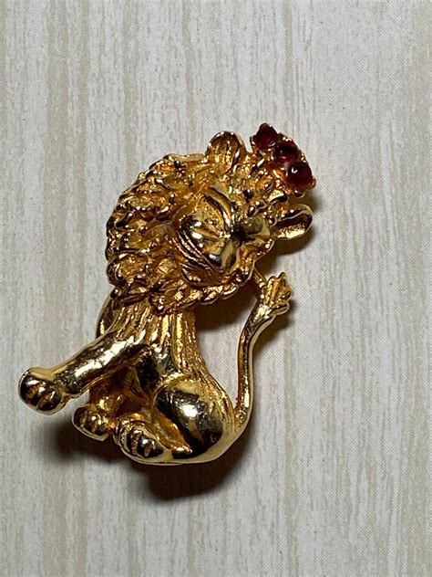 Vintage VOGUE Jlry Lion With Rhinestone Crown Pin Brooch Signed Gold