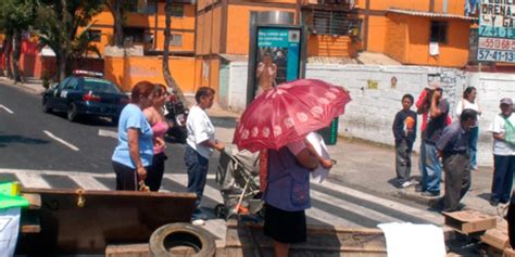 Bloquean vecinos avenida Tláhuac por falta de agua