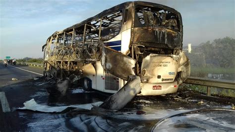 Ônibus pega fogo na Dutra em Resende Jornal hora H