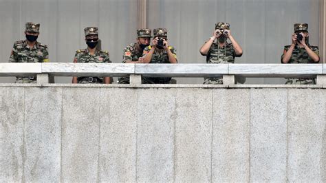 Nordkorea S Dkoreanischer Ministeriumsbeamter Bei Berlauf Versuch