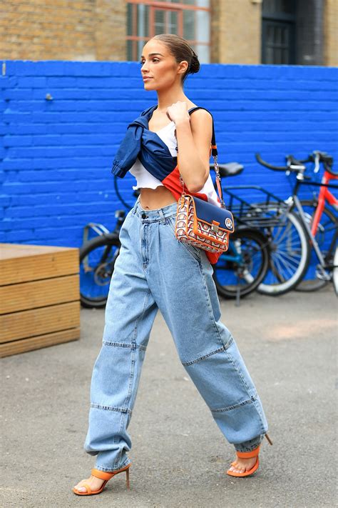 Outfits casuales con sandalias de tacón en Primavera Verano 2023 cómo