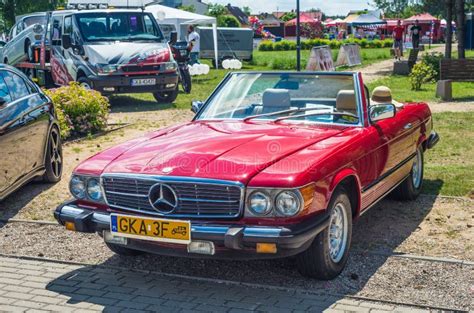 El Convertible Rojo De Mercedes Benz Del Vintage Clásico Parqueó Imagen Editorial Imagen De