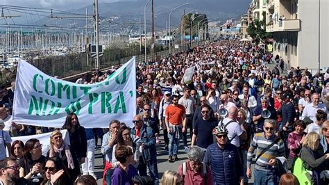 Genova La Manifestazione Dei Comitati Del Ponente Contro L Espansione