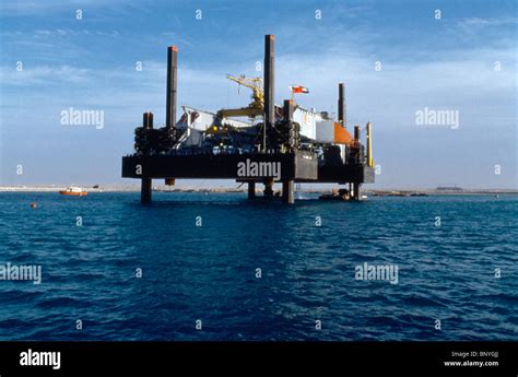 Dubai Uae Offshore Oil Rig Stock Photo Alamy