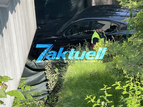 Pkw Durchbricht Hecke St Rzt Hang Hinab Und Landet Auf Terrasse Eines