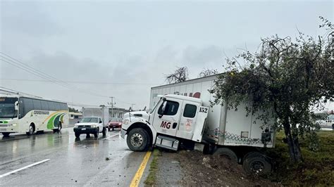 Tr Iler Se Accidenta En Carretera M Xico Quer Taro Debido A Lluvi