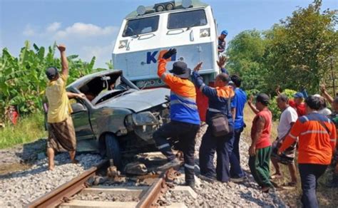 Ka Pandalungan Tabrak Mobil Kijang Di Pasuruan Orang Meninggal Dunia