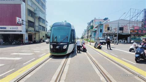 高雄輕軌又被撞！女騎士右轉撞上列車輕傷 社會 自由時報電子報