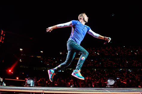 Chris Martin running on stage : ColdplayPics