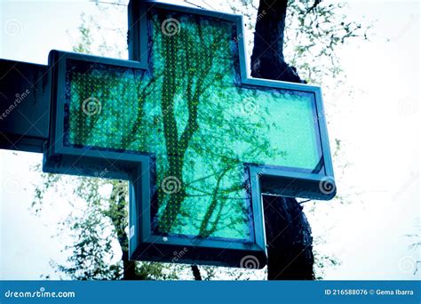 Symbole De La Pharmacie Croix Verte Sur Fond Ciel Bleu Photo Stock