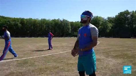 Dawood Ahmadzai star du cricket en Afghanistan exilé en France