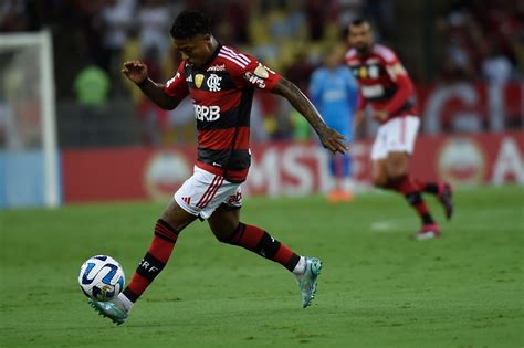 Chegada de Luiz Araújo deve sacramentar saída de atacante do Flamengo