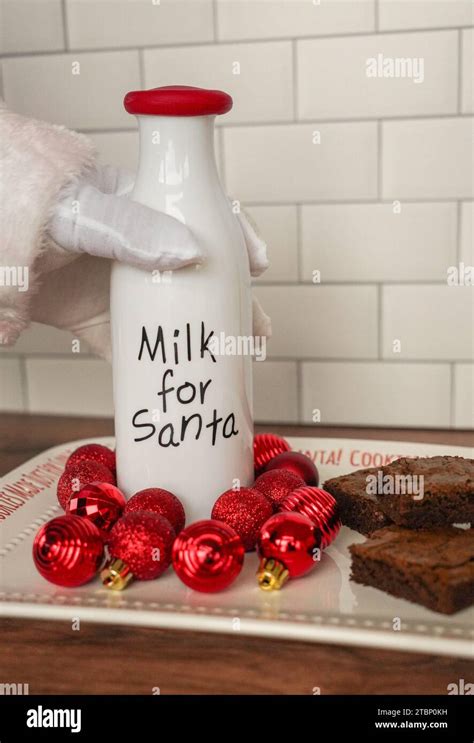 Milch und kekse für santa claus Fotos und Bildmaterial in hoher