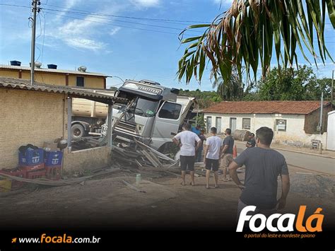 Motorista morre após carreta desgovernada descer ladeira e atingir