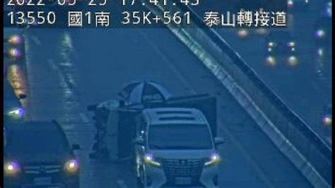 五楊高架驚傳小轎車翻車、傷亡未明 警消救援中 Yahoo奇摩汽車機車