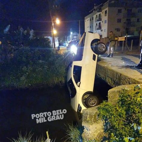 Motorista Se Distrai No Celular E Carro Vai Parar No Rio Em Porto Belo