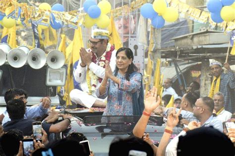 Delhi CM Arvind Kejriwal S Wife Sunita Kejriwal Holds A Roadshow Amid