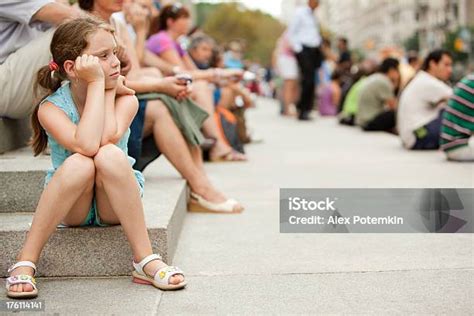 Kleines Mädchen Warten Auf Der Treppe Des Öffentlichen Gebäude Stockfoto Und Mehr Bilder Von