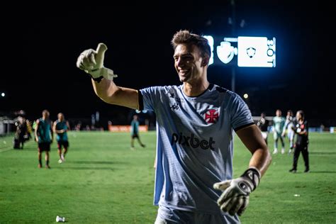 VSR revela que votou em Léo Jardim como melhor goleiro do Brasileiro