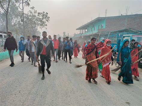 तलब नपाएको भन्दै सिरहा नगरपालिकाका सफाई कर्मचारी आन्दोलित प्रहरीसँगको