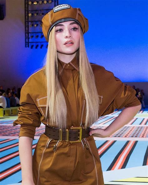 Sabrina Carpenter No Desfile Da Versace Durante O Mfw Em Mil O