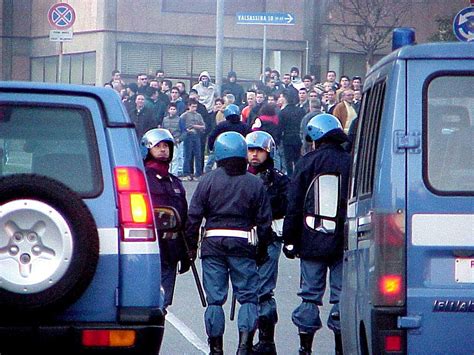 Lecco Invasione Di Campo E Fumogeni Sugli Spalti Daspo Per Due Ultr