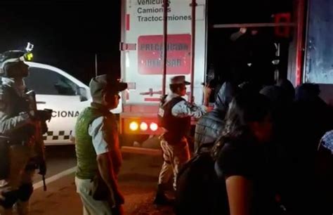 Hallan a 209 migrantes en un tráiler abandonado en Veracruz