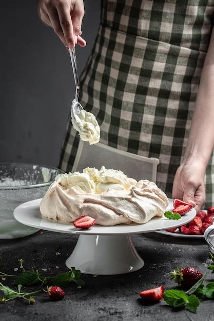 Delicioso Pastel Pavlova Casero Con Fresas Frescas Y Crema Batida