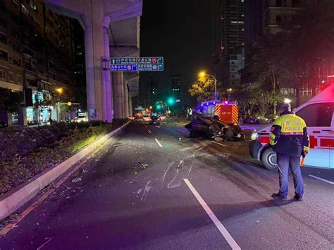 疑車速過快失控撞分隔島 轎車四輪朝天駕駛受傷 社會 自由時報電子報