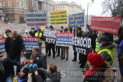 FOTO Poslate snažne poruke sa protesta ispred Ambasade Srbije u Sarajevu