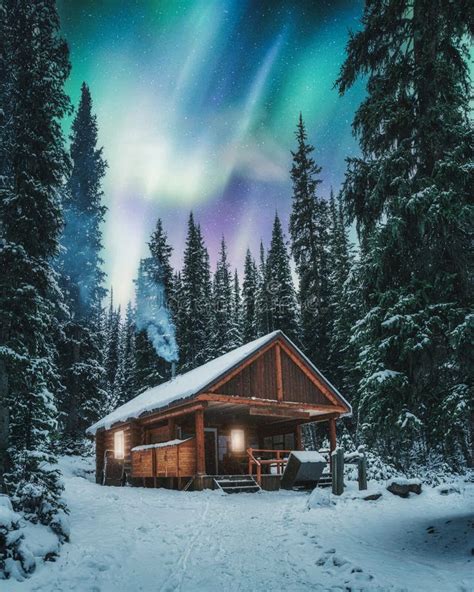 Aurora Borealis Luces Del Norte Sobre La Cordillera De Nieve En La