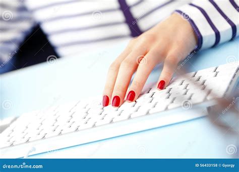 Dactilografia No Teclado Foto De Stock Imagem De Assistente