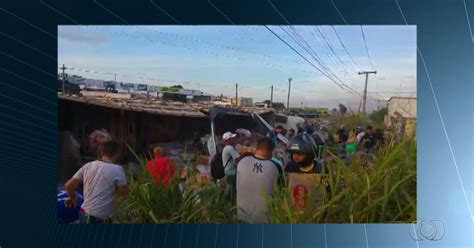 G1 Carga de óleo de cozinha é saqueada após carreta tombar na BR 060