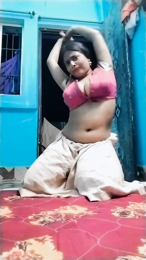 Hot IG Married Milf Supriyasin Show Very Deep Cleavage