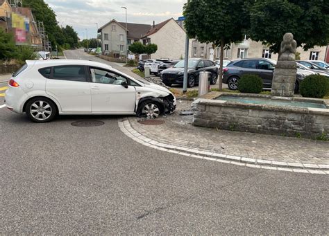 Oberaach TG Lenker Prallt Bei Unfall Mit 2 1 Promille In Brunnen