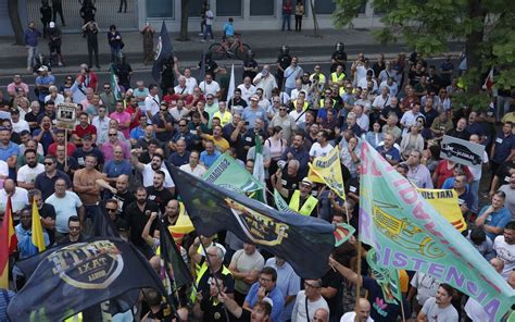 Im Genes De La Manifestaci N De Taxistas Frente A La Consejer A De